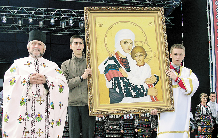 Отець Богдан Боднар (ліворуч) представляє ікону Борщівської Матері Божої у вишиванці. Фото автора